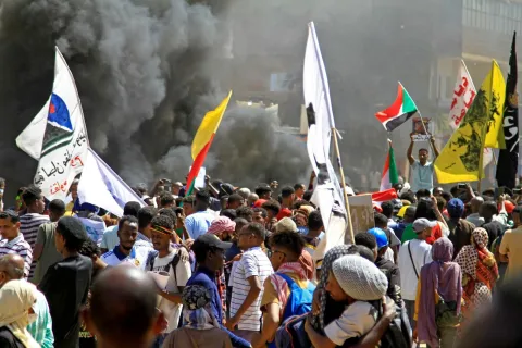 السودان.. مقتل متظاهر دهسا خلال احتجاجات حاشدة في ذكرى الانقلاب