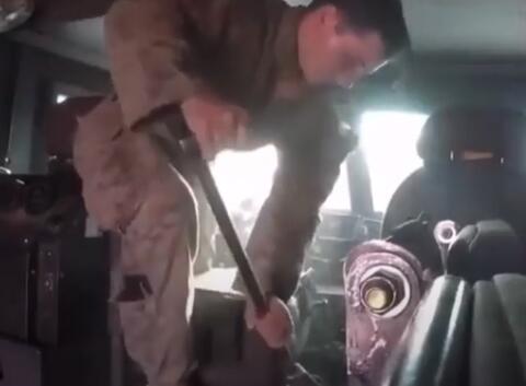 شاهد.. جنود اميركيون يعطبون آليات عسكرية قبل مغادرة افغانستان