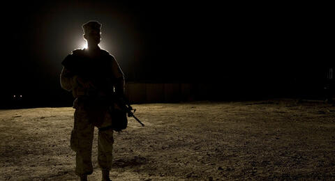 غارة جوية على قاعدة عين الاسد والعراق يطارد المنفذين