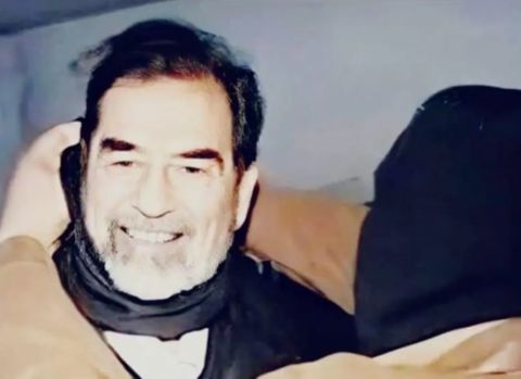 صورة متداولة لصدام حسين قبيل اعدامه تثير جدلا