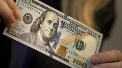 كيف تتعرف على الدولار المزور دون استخدام أجهزة الكشف؟