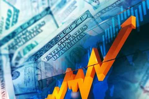 الدولار يرتفع مقترباً من أعلى مستوى في شهرين قبل تقرير الوظائف الأميركية