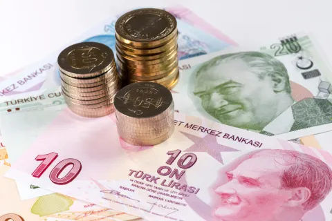 الليرة التركية تتجه إلى مستويات متدنية جديدة