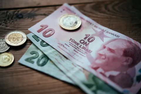 الليرة التركية تهبط من جديد بعد استبدال نائب رئيس البنك المركزي