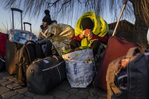 Number of Refugees Fleeing Ukraine Spikes to 875,000 (AFP)