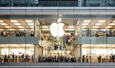 Tech This Week: Apple Celebrates Ramadan, First Major PS5 Update is Finally Here