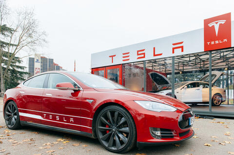 US Opens Safety Investigation Into Tesla Autopilot Over Emergency Vehicle Crashes