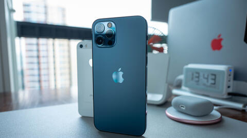 Apple: Chip Shortage Affects iPhone Production, Revenue Growth to Be Hindered