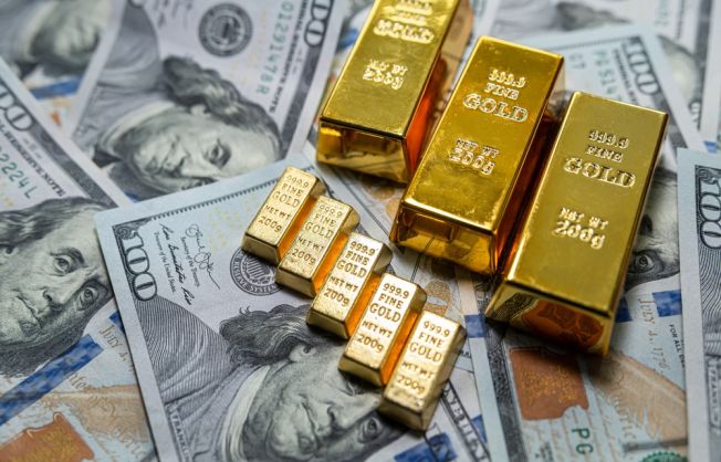 Gold extends rally as weak jobs data fuels hopes for fed rate cut