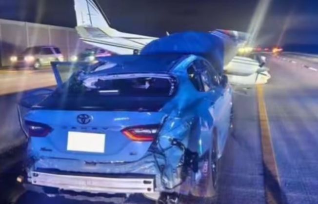 لحظة اصطدام عنيفة بمركبة على الطريق السريع